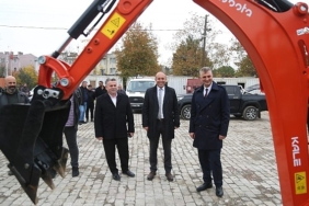 golcuk-belediyesi-vatandaslarina-en-iyi-hizmeti-sunabilmek-amaciyla-makine-parkuruna-3-yeni-is-makinesi-ile-guclendirdi.jpg