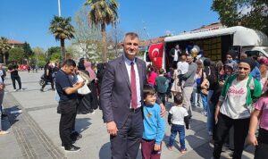 golcuk-belediyesinin-ramazan-bayrami-kapsaminda-anitparkta-hazirladigi-oyun-alanini-dolduran-cocuklar-cosku-icerisinde-doyasiya-KXW1cGxP.jpg