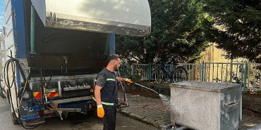 golcukte-cop-konteynerleri-duzenli-olarak-temizleniyor.jpg