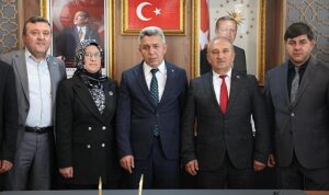 goreve-gelmesinin-ardindan-ziyaretcilerini-kabul-etmeye-devam-eden-kandira-belediye-baskani-erol-olmez-kandirada-GsChiEu3.jpg