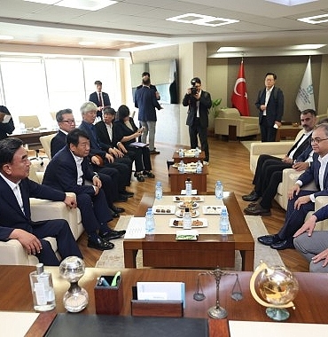 guney-koreli-baskan-cay-ve-pismaniyeye-bayildi.jpg
