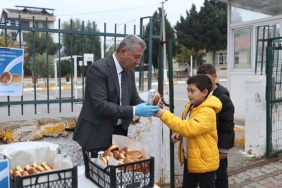 guzelbahce-belediyesinden-ogrencilere-sut-ve-pohaca.jpg