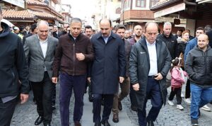icisleri-bakani-yerlikaya-bayramin-ilk-gunu-konyalilarla-bulustu-8UVP2abe.jpg