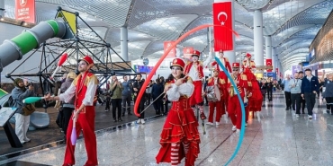 iga-istanbul-havalimani-misafirlerini-cumhuriyet-coskusuna-ortak-ediyor.jpg