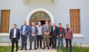 izmir-buyuksehir-belediye-baskani-dr-cemil-tugay-odemisi-ziyaret-etti-helvis-bayramina-katildi-Cvb8CupK.jpg