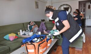 izmir-buyuksehir-belediyesi-evde-bakim-ile-sifa-dagitiyor-HeF7v1KB.jpg