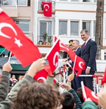 İzmir’de Cumhuriyet coşkusu meydanlara sığmadı