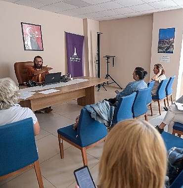 İzmir’de yazarlık yolculuğu başladı