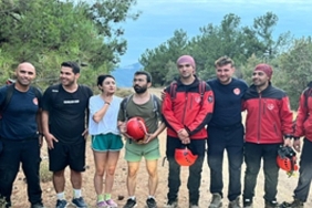 izmir-itfaiyesi-kayaliklarda-mahsur-kalan-uc-genci-kurtardi.jpg