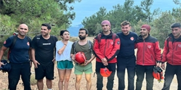 izmir-itfaiyesi-kayaliklarda-mahsur-kalan-uc-genci-kurtardi.jpg