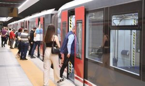 izmir-metrosu-24-yasinda-1-milyar-400-milyon-yolcu-tasindi-TUhRBRdU.jpg