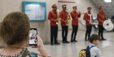 izmir-metrosunda-29-ekim-kutlamasi.jpg