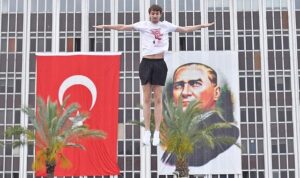izmirde-19-mayis-coskusu-cumhuriyet-meydani-rengarenk-B3x2Jqd5.jpg