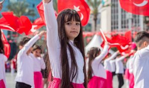 izmirde-23-nisan-coskusu-kentin-dort-bir-yanini-saracak-8PybcIul.jpg