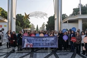 izmirin-secilmis-kadinlari-sahada.jpg