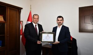 iznik-belediye-baskani-kagan-mehmet-usta-ve-belediye-meclis-uyeleri-mazbatalarini-duzenlenen-torenle-aldilar-zY4ql1ZN.jpg