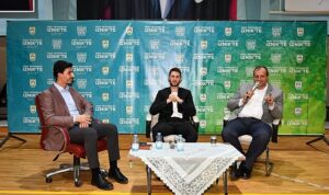 iznik-belediyesi-tarafindan-duzenlenen-genc-tecrubeler-bulusuyor-etkinliginin-konugu-yildiz-futbolcu-ismail-yuksek-oldu-RLhiO5O7.jpg