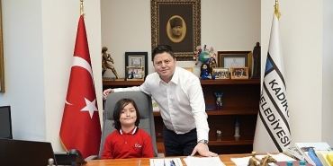 kadikoy-belediyesi-baskanlik-koltugunu-cocuklara-emanet-etti.jpg