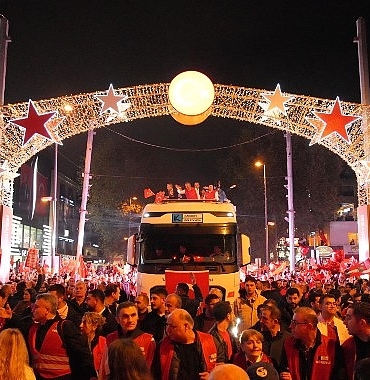 Kadıköy’de Yüz Binlerce Kişi Cumhuriyet İçin Yürüdü
