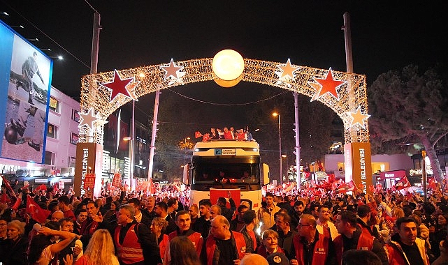 Kadıköy’de Yüz Binlerce Kişi Cumhuriyet İçin Yürüdü