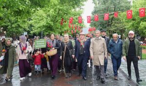 kadin-ciftciler-traktorleriyle-tarim-da-biz-de-variz-dedi-jjhpTHlP.jpg