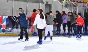 kadinlar-gununu-buz-pistinde-kutladilar-tLXePus4.jpg