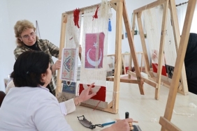 kadinlar-kok-boya-teknigi-kullanarak-hali-ve-kilim-dokuyor.jpg
