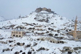 kapadokyanin-merkezi-nevsehirde-iki-gundur-etkili-olan-kar-yagisi-sonrasinda-nevsehir-kalesi-etrafindaki-kayasehir-beyaza-burundu.jpg