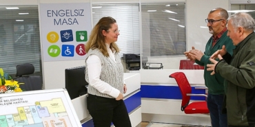 karabaglar-belediyesinden-engelsiz-masa-hizmeti.jpg