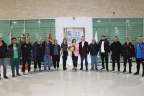 karabaglardaki-amator-spor-kuluplerinden-baskan-kinaya-tesekkur-ziyareti.jpg