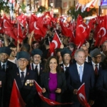 Karşıyaka’da 9 Eylül coşkusu sokakları kırmızı beyaza bürüdü