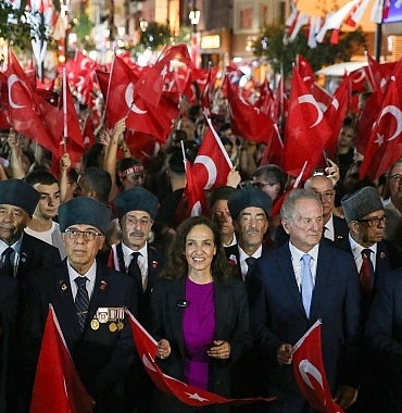 Karşıyaka’da 9 Eylül coşkusu sokakları kırmızı beyaza bürüdü