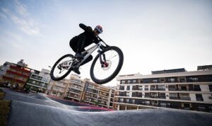 karsiyakada-heyecanin-adresi-pump-track-bisiklet-parkuru-oldu-J39TttMp.jpg