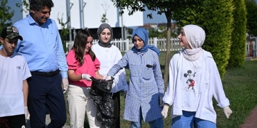 kartepe-belediye-baskani-av-m-mustafa-kocaman-cevre-temizligi-bilinci-ve-farkindaligi-olusturmak-amaciyla-genclerle-birlikte-mintika-temizligi-yapti.jpg