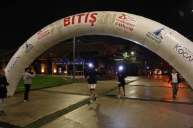 Kartepe’de Cumhuriyet Coşkusu Gece Koşusuyla Zirveye Taşındı