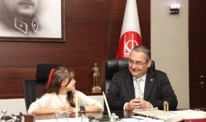 kecioren-belediye-baskani-dr-mesut-ozarslan-koltugunu-10-yasindaki-sehit-kizi-melis-karaya-devretti-tX6dBvSg.jpg