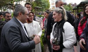 kecioren-belediye-baskani-dr-mesut-ozarslan-ve-esi-filiz-ozarslan-anneler-gununu-kutladi-V5bsq8J3.jpg