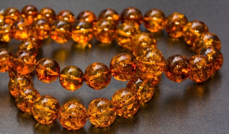 Doğal Şifanın Zarif Yolu: Kehribar Takılar