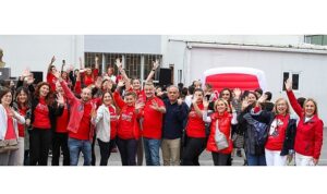 keller-williams-kent-ofisi-hatice-mehmet-eksioglu-okulu-icin-red-dayde-kollari-sivadi-6j82bR8F.jpg