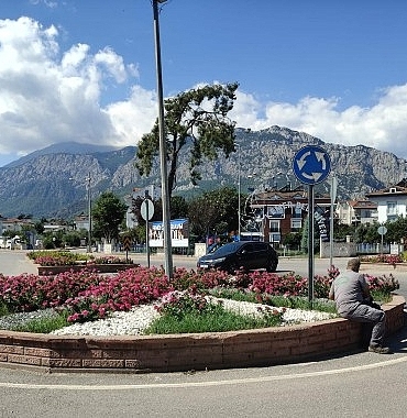 Kemer’de yeşil alanlarda bakım çalışmaları
