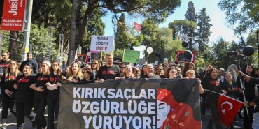 kirik-saclar-ozgurluge-bucada-yurudu.jpg
