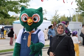 Kitapla denge oyunu fuara renk kattı