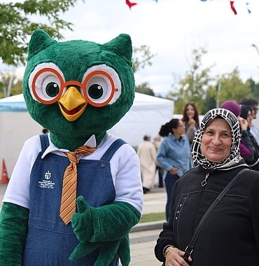 Kitapla denge oyunu fuara renk kattı
