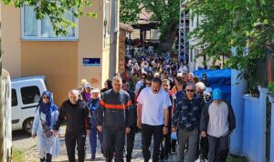 kocaelinin-dort-bir-yanindan-gelen-doga-severler-turizm-haftasi-kapsaminda-golcukte-doga-yuruyusunde-bir-NKU9aymt.jpg
