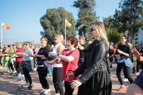 konakli-kadinlar-acik-havada-zumba-ile-stres-atti.jpg
