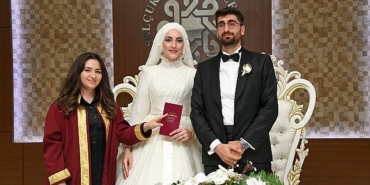 konyanin-ilk-ve-tek-kadin-nikah-memuru-esra-solak-selcuklu-belediyesi-evlendirme-memurlugunda-gorevini-basari-ile-yurutuyor.jpg