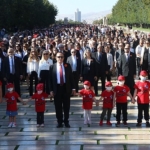 losevden-buyuk-anitkabir-bulusmasi-turkiyenin-dort-bir-yanindan-40-bin-kisi-atasinin-huzurunda.jpg