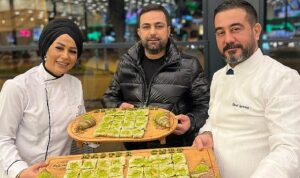 masterchef-sampiyonu-esra-tokelli-katmerci-dayida-katmer-yapti-63STm9lb.jpg