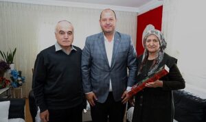 menderes-belediye-baskani-ilkay-cicek-anneler-gununde-sehit-anneleri-ile-huzurevinde-yasayan-anneleri-unutmadi-F6bUaecC.jpg