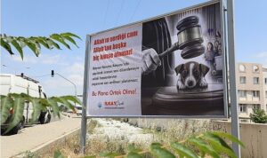menderes-billboardlari-can-dostlarin-sesi-oldu-gGEuueGq.jpg